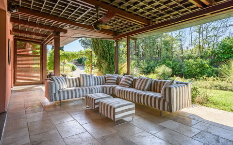 Villa Pancole: Planta, Porche, Sombra, Diseño De Interiores, Madera, Árbol, Mueble Para Exteriores, Paisaje, Bienes Raíces, Ocio