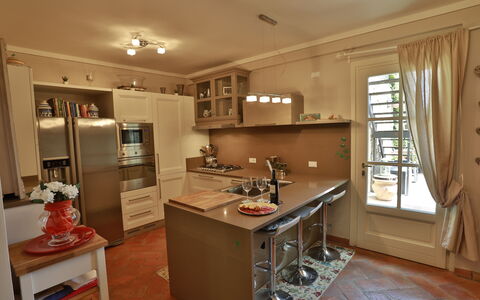 La Quiete: Gabinetes, Propiedad, Mueble, Mostrador, Ventana, Aparato De Cocina, Madera, Electrodoméstico, Cocina, Mesa