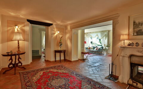 La Quiete: Mueble, Marco, Edificio, Madera, Silla, Mesa, Diseño De Interiores, Piso, Salón, Sala