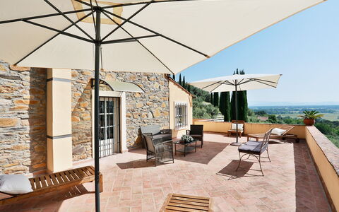 La Quiete: Propiedad, Mueble, Cielo, Sombra, Mueble Para Exteriores, Diseño De Interiores, Arquitectura, Mesa, Silla, Madera