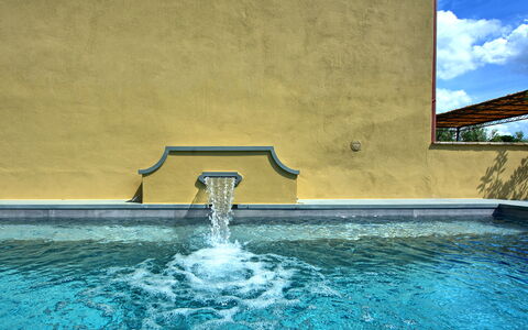 Casa Lionardo: Agua, Azul, Piscina, Nube, Cielo, Rectángulo, Ocio, Paisaje