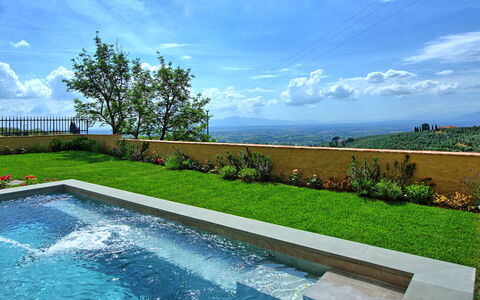 Casa Lionardo: Nube, Agua, Cielo, Planta, Tiempo De Día, Azur, Paisaje Natural, Rectángulo, Árbol, Piscina