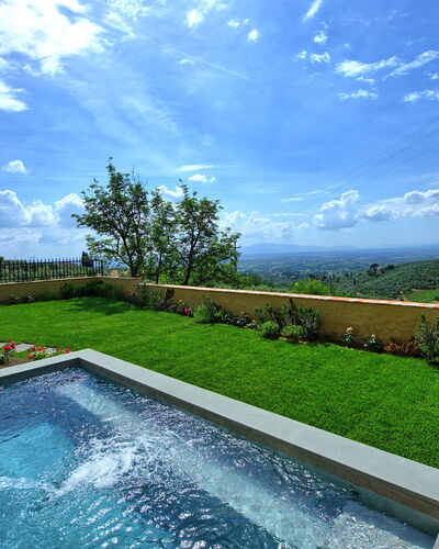 Casa Lionardo: Nube, Cielo, Agua, Planta, Propiedad, Azur, Paisaje Natural, Hierba, Piscina, Árbol