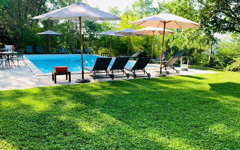 Borgo Al Castello: Planta, Propiedad, Mueble, Sombra, Árbol, Mueble Para Exteriores, El Terreno Del Lote, Agua, Paraguas, Ocio