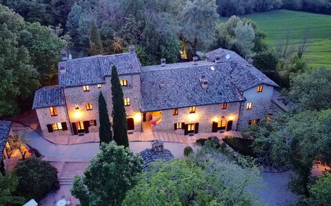 Borgo Al Castello: Edificio, Planta, Propiedad, Ventana, Ligero, Naturaleza, Casa, Árbol, Cabaña, Área Rural