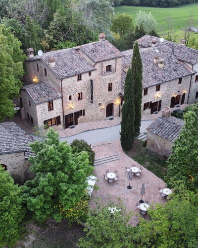 Borgo Al Castello: Edificio, Planta, Propiedad, Ventana, Árbol, Casa, El Terreno Del Lote, Arquitectura, Cabaña, Hierba