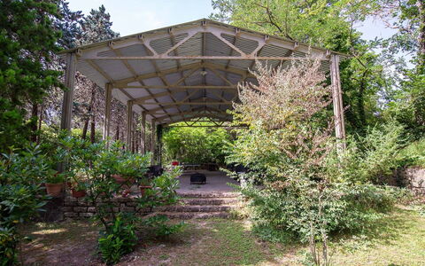 Villa Pania: Planta, Cielo, Sombra, Árbol, Cobertura Del Suelo, Arbusto, Paisaje, Hierba, Estructura Al Aire Libre, Jardín