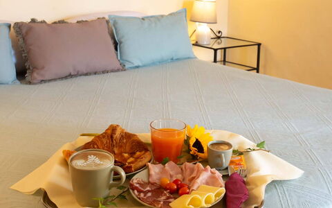 Villa Pania: Comida, Vajilla, Mesa, Mueble, Taza, Naranja, Ingrediente, Plato, Comodidad, Taza De Café