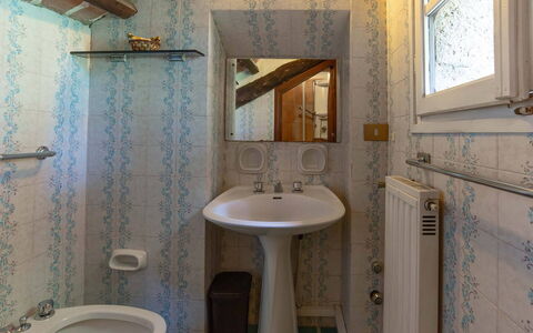 Villa Pania: Espejo, Grifo, Arreglo De Tubería, Lavabo, Propiedad, Lavabo Del Baño, Baño, Púrpura, Madera, Diseño De Interiores