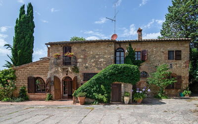 Villa Pania: Cielo, Planta, Nube, Edificio, Ventana, Árbol, Casa, Cabaña, Puerta, Hierba