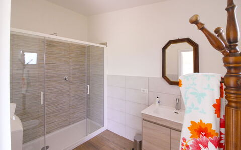 Casa Angela: Piso, Suelo, Diseño De Interiores, Arreglo De Tubería, Mueble, Baño, Encendiendo, Mueble De Baño, Plomería, Habitación