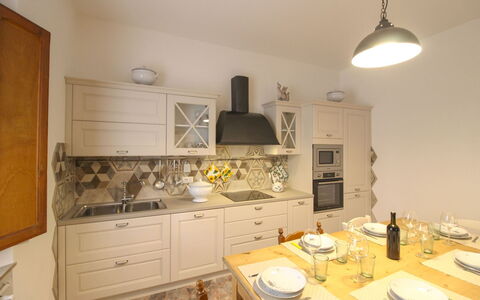 Casa Angela: Mueble, Diseño De Interiores, Piso, Cocina, Madera, Suelo, Mostrador, Techo, Lámpara, Habitación