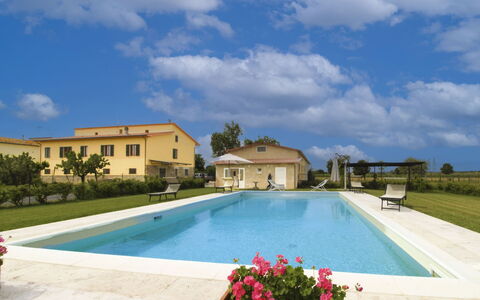 Casa Angela: Piscina, Barrio Residencial, Recurso, Ocio, Thermae, Inmuebles, Mueble Para Exteriores, Asentamientos Humanos, Villa, Hacienda