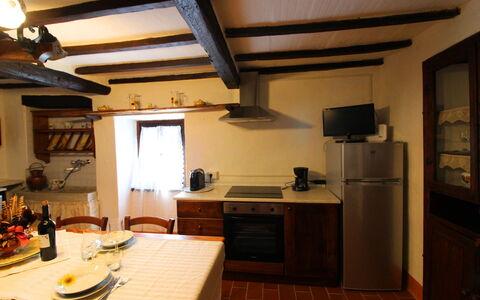 La Casa nel Borgo: Gabinetes, Propiedad, Mostrador, Vajilla, Mesa, Cocina, Aparato De Cocina, Madera, Diseño De Interiores, Estufa De Cocina