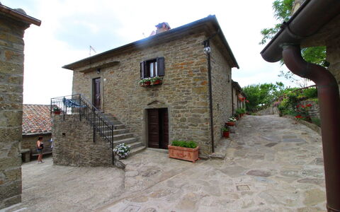 La Casa nel Borgo: Cielo, Planta, Propiedad, Ventana, Edificio, Árbol, Casa, Cabaña, Puerta, Nube