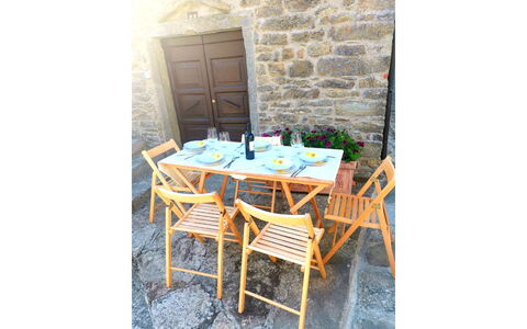 La Casa nel Borgo: Mesa, Propiedad, Mesa Al Aire Libre, Silla, Azur, Rectángulo, Mueble Para Exteriores, Madera, Cocina Y Comedor Mesa, Edificio