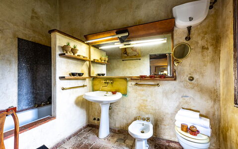 Podere La Torre: Espejo, Grifo, Arreglo De Tubería, Propiedad, Lavabo, Lavabo Del Baño, Baño, Madera, Diseño De Interiores, Arquitectura