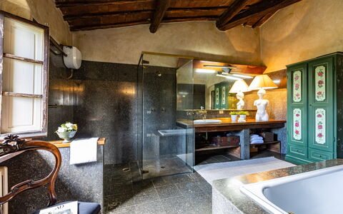 Podere La Torre: Diseño De Interiores, Planta De Casa, Grifo, Madera, Mostrador, Arreglo De Tubería, Planta, Ventana, Cocina, Lavabo