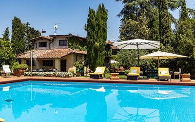 Podere La Torre: Agua, Planta, Propiedad, Cielo, Mueble, Edificio, Piscina, Árbol, Silla, Azur