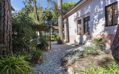 Villa Marconi: Planta, Edificio, Cielo, Ventana, Superficie De La Carretera, Vegetación, Arquitectura, Barrio, Árbol, Barrio Residencial