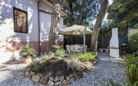 Villa Marconi: Planta, Propiedad, Edificio, Superficie De La Carretera, Árbol, Sombra, Barrio Residencial, Bienes Raíces, Cobertura Del Suelo, Paisaje