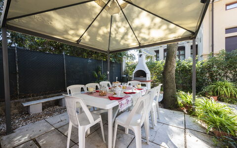 Villa Marconi: Mesa, Planta, Mueble, Edificio, Silla, Sombra, Mueble Para Exteriores, Diseño De Interiores, Mesa Al Aire Libre, Vajilla