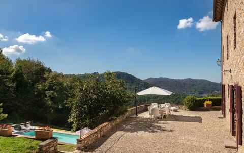 San Tommaso: Nube, Cielo, Planta, El Terreno Del Lote, Árbol, Sombra, Paisaje, Montaña, Área Rural, Tintes Y Sombras