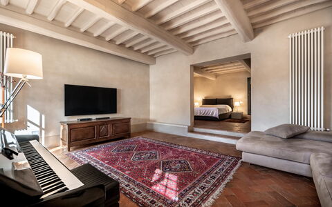 San Tommaso: Mueble, Propiedad, Sofá, Comodidad, Madera, Diseño De Interiores, Encendiendo, Piso, Sala, Suelo