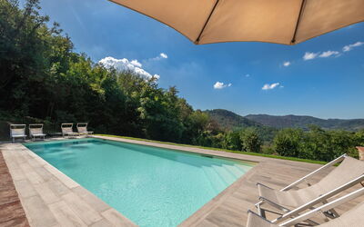 San Tommaso: Agua, Cielo, Propiedad, Tiempo De Día, Piscina, Azur, Naturaleza, Paraguas, Edificio, Nube