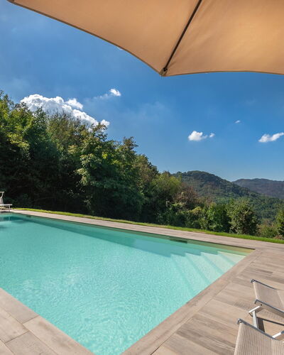 San Tommaso: Agua, Cielo, Propiedad, Tiempo De Día, Piscina, Azur, Naturaleza, Paraguas, Edificio, Nube