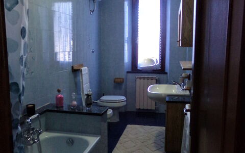 Il Campanile: Grifo, Bañera, Arreglo De Tubería, Espejo, Propiedad, Lavabo, Ventana, Baño, Diseño De Interiores
