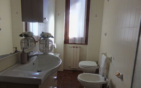 Il Campanile: Arreglo De Tubería, Lavabo, Grifo, Lavabo Del Baño, Espejo, Baño, Púrpura, Edificio, Diseño De Interiores, Mueble De Baño