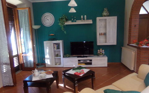 Il Campanile: Propiedad, Mueble, Mesa, Marco, Azur, Sala, Diseño De Interiores, Madera, Sofá, Suelo