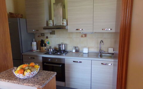 Il Campanile: Mostrador, Gabinetes, Lavabo, Fregadero, Edificio, Cocina, Grifo, Madera, Diseño De Interiores, Aparato De Cocina