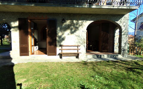 Il Campanile: Planta, Sombra, Edificio, Hierba, Madera, Cabaña, Fachada, Ocio, Diseño Urbano, Paisaje