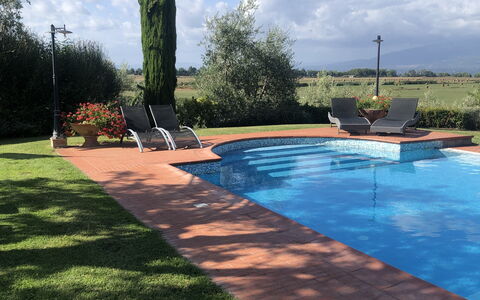 Il Campanile: Nube, Agua, Cielo, Planta, Tiempo De Día, Propiedad, Árbol, Sombra, Arquitectura, Paisaje Natural