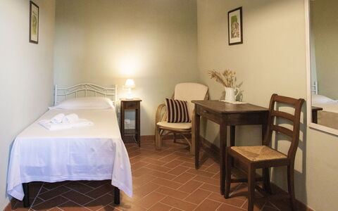 Montauto: Mesa, Propiedad, Mueble, Madera, Silla, Marco, Diseño De Interiores, Edificio, Piso, Suelo