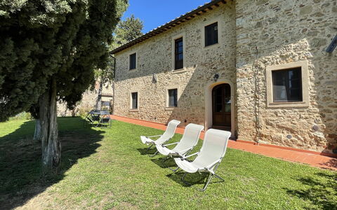 Montauto: Edificio, Propiedad, Ventana, Planta, El Terreno Del Lote, Cielo, Hierba, Árbol, Casa, Silla