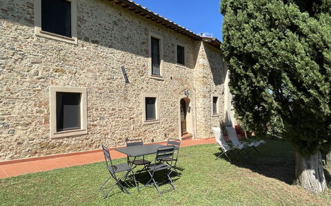 Montauto: Ventana, Propiedad, Edificio, Planta, Cielo, Casa, Hierba, Cabaña, Mueble Para Exteriores, Árbol