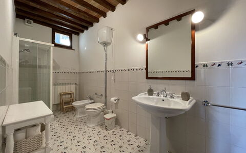 Montauto: Espejo, Grifo, Arreglo De Tubería, Lavabo, Propiedad, Lavabo Del Baño, Edificio, Baño, Diseño De Interiores, Arquitectura