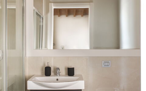 Casa San Piero: Gabinetes, Mueble, Propiedad, Espejo, Madera, Baño, Mueble De Baño, Cajón, Diseño De Interiores, Suelo