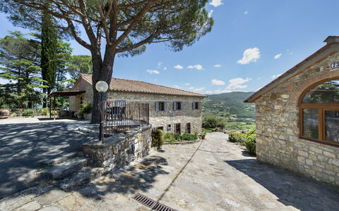 Casa San Piero: Cielo, Planta, Edificio, Nube, Ventana, Árbol, Superficie De La Carretera, Área Rural, Barrio, Sombra