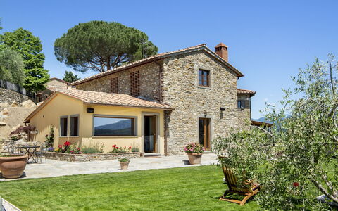 Casa San Piero: Cielo, Planta, Edificio, Propiedad, Ventana, Árbol, Casa, Puerta, Hierba, Cabaña