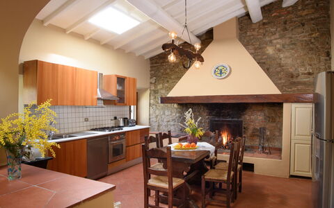 Casa San Piero: Mostrador, Gabinetes, Propiedad, Mueble, Mesa, Silla, Planta, Madera, Cocina, Diseño De Interiores