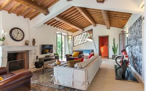 Villa Vico: Propiedad, Sofá, Planta, Madera, Diseño De Interiores, Sala, Reloj, Planta De Casa, Suelo, Bicicleta