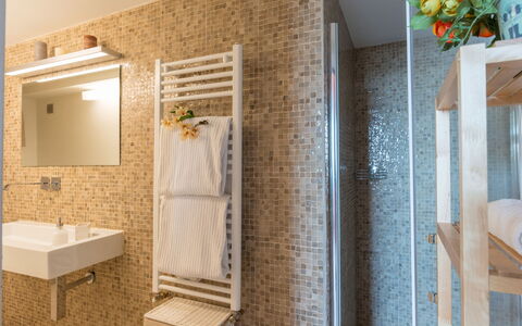 Villa Vico: Propiedad, Espejo, Grifo, Arreglo De Tubería, Azur, Lavabo, Baño, Diseño De Interiores, Madera, Suelo