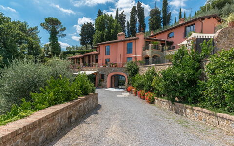 Villa Vico: Cielo, Nube, Planta, Edificio, Ventana, Árbol, Superficie De La Carretera, Casa, Barrio, Paisaje