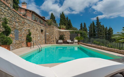 Villa Vico: Agua, Nube, Edificio, Planta, Cielo, Propiedad, Piscina, Azur, Árbol, Arquitectura