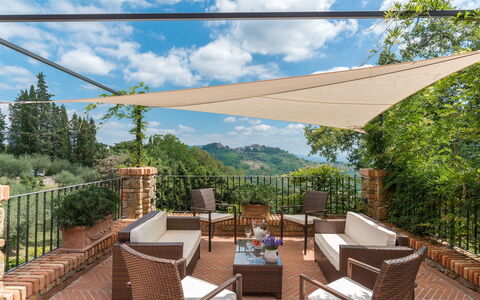 Villa Vico: Nube, Cielo, Planta, Propiedad, Mueble, Mesa, Árbol, Sombra, Silla, Edificio