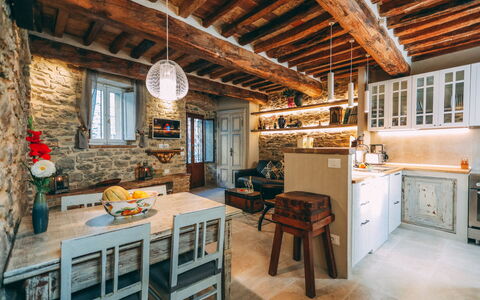 Casa San Valentino: Mueble, Mesa, Propiedad, Gabinetes, Madera, Silla, Ventana, Diseño De Interiores, Edificio, Cajón